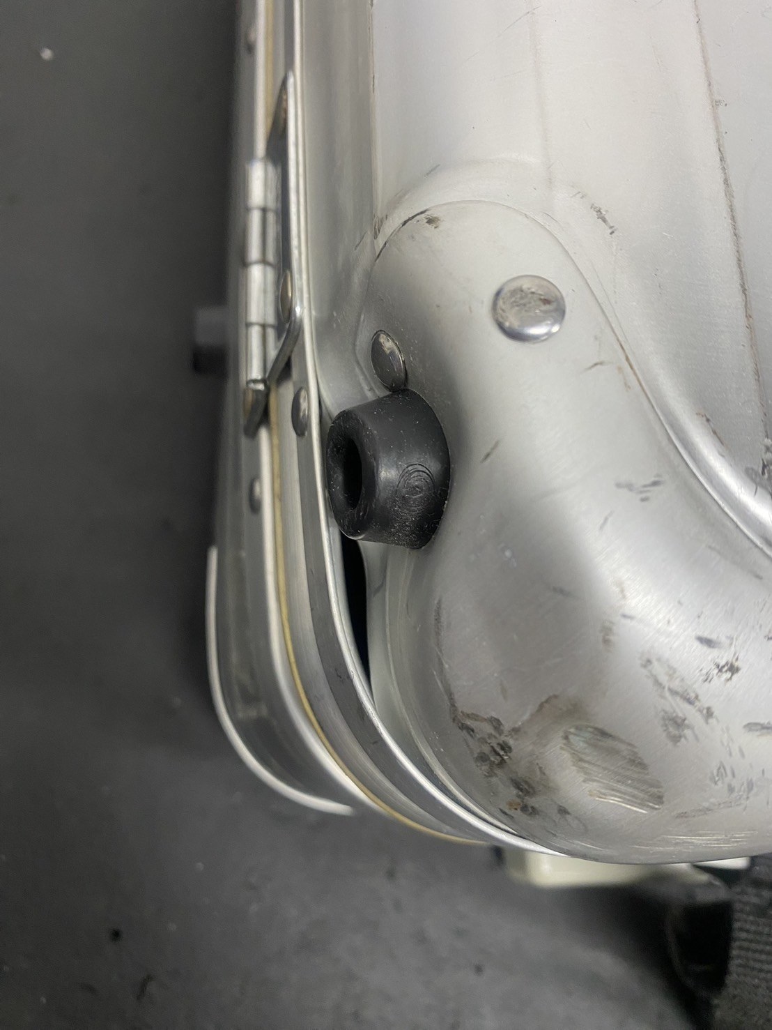 リモワ(RIMOWA)ボディ凹み修理 修理前