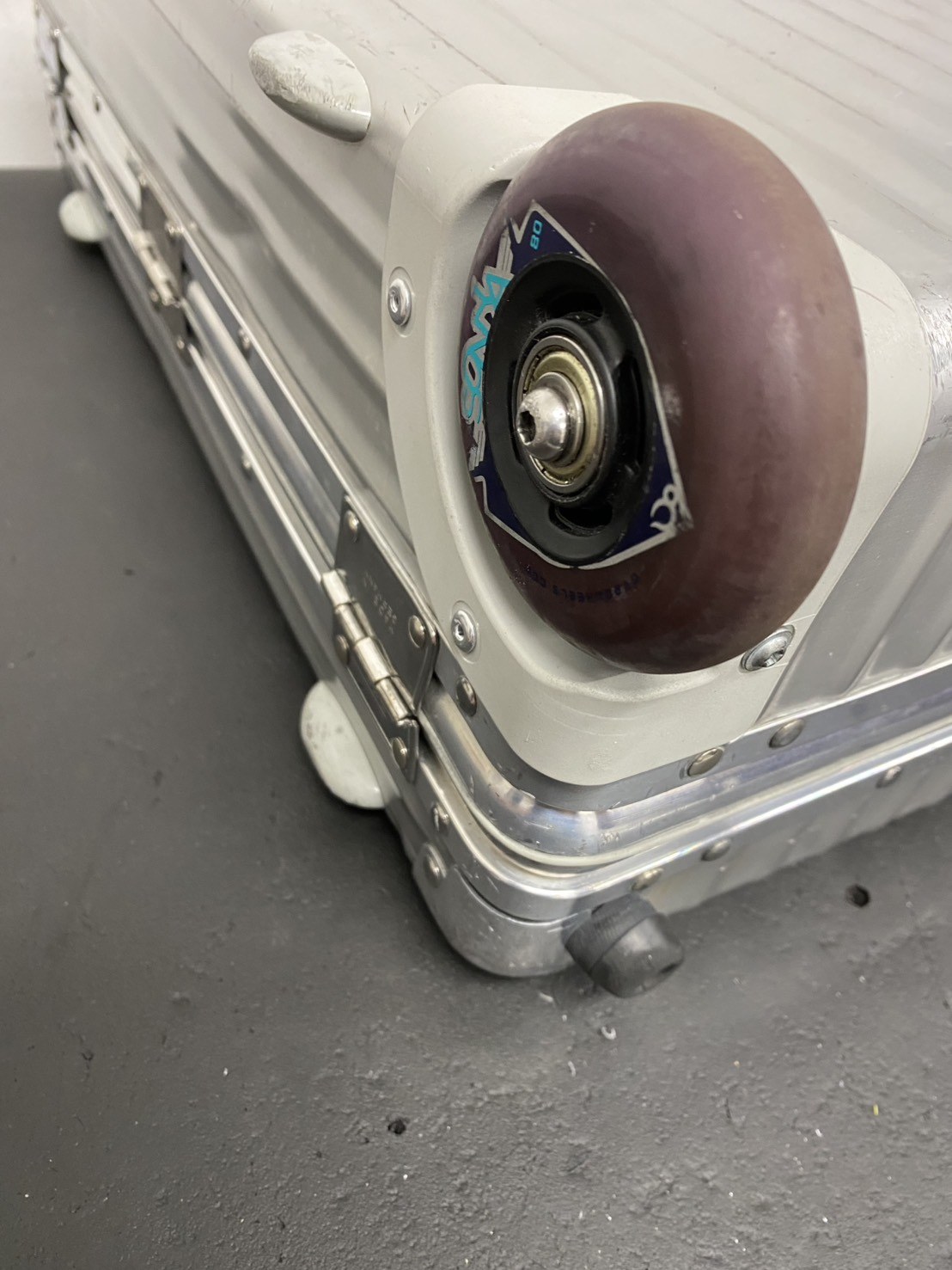 リモワ(RIMOWA)旧型クラシックフライト ハウジング交換修理事例(純正品交換) 修理後