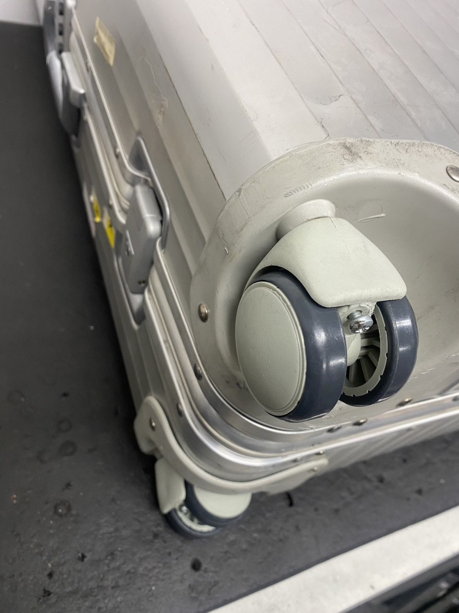 リモワ(RIMOWA)初期型トパーズ メーカー修理不可モデル キャスター修理事例(純正品) 修理後