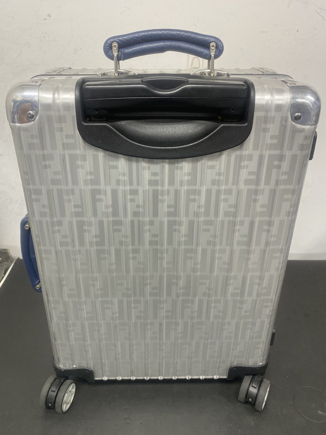 リモワ×フェンディ（RIMOWA FENDI）伸縮ハンドル交換の修理事例（純正品交換） 修理前