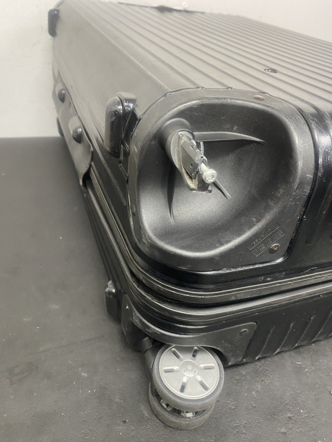 リモワ(RIMOWA)キャスター交換の修理事例(代用品交換) 修理前