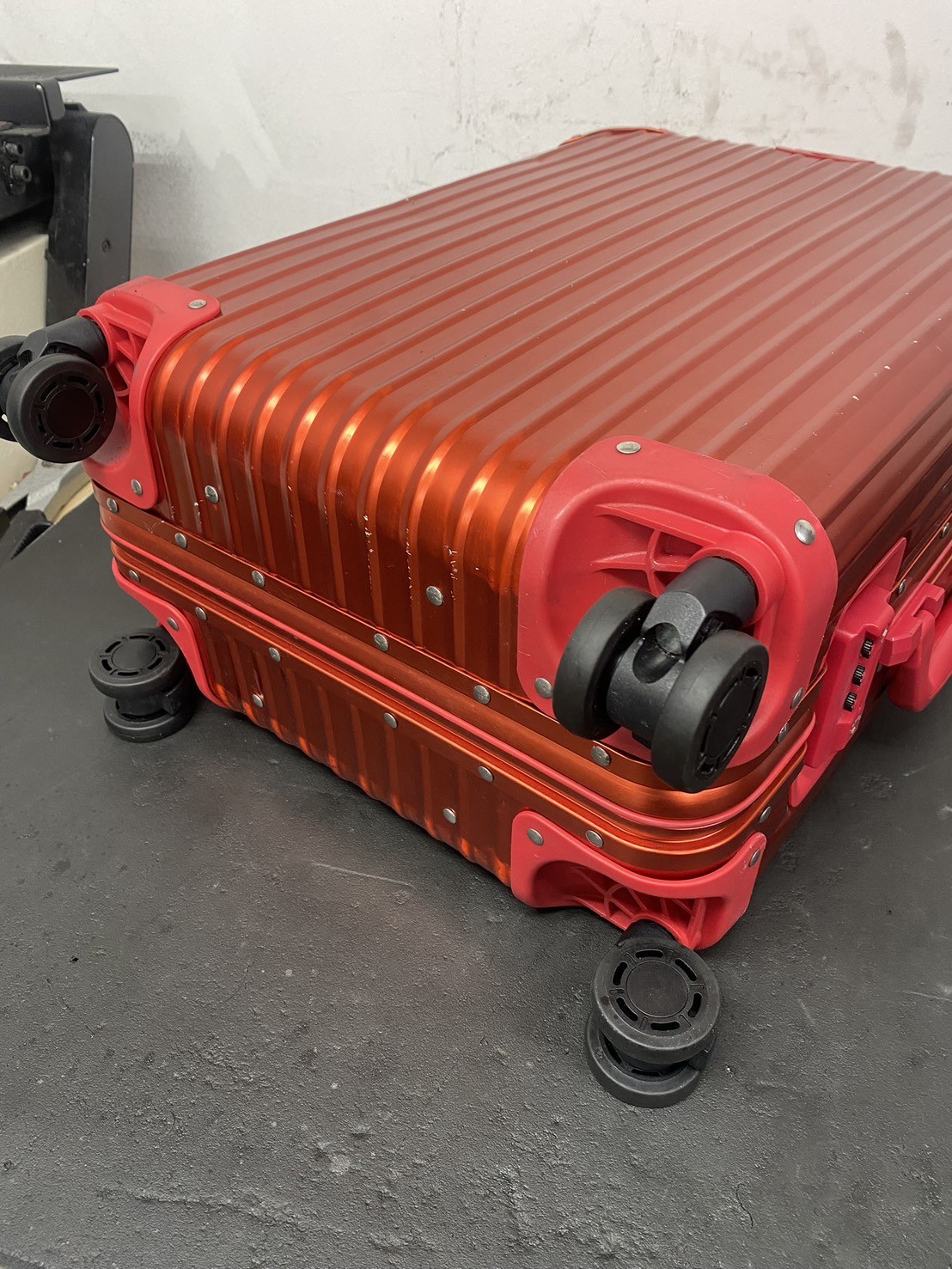 リモワ(RIMOWA)キャスター交換の修理事例(代用品) 修理後