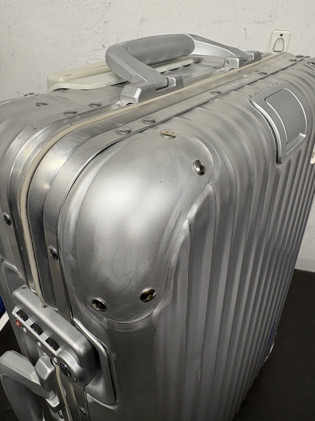 リモワ(RIMOWA) コーナープレート交換の修理事例(純正品交換) 修理後