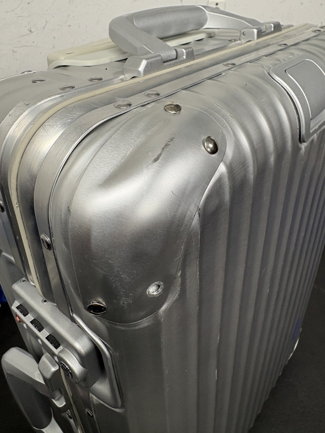 リモワ（RIMOWA） コーナープレート交換の修理事例（純正品交換） 修理前