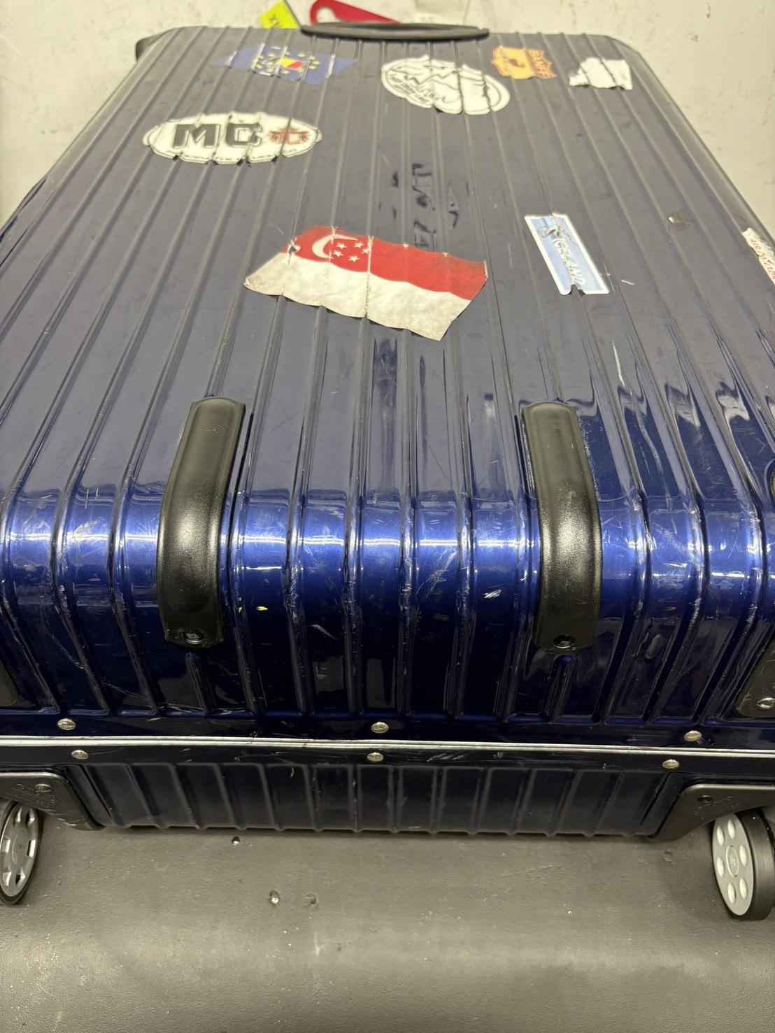 リモワ(RIMOWA)バンパー交換の修理事例 底部プロテクター破損を純正品で交換 修理後
