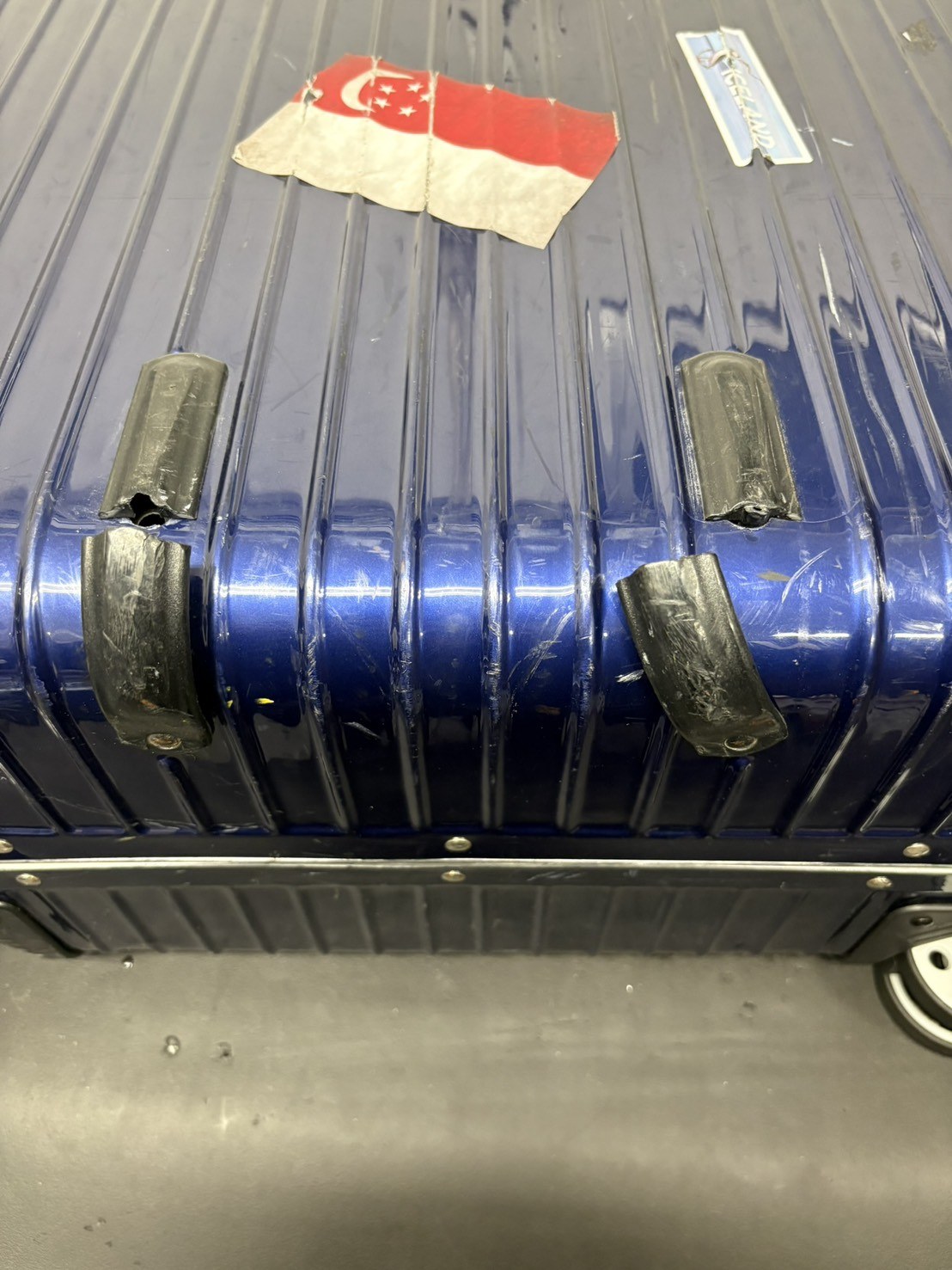 リモワ(RIMOWA)バンパー交換の修理事例 底部プロテクター破損を純正品で交換 修理前