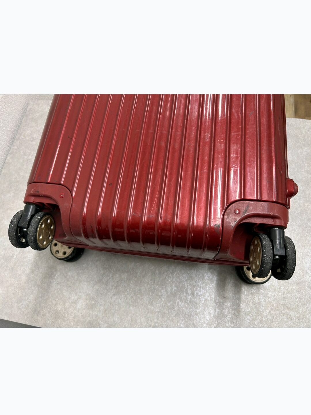 リモワ(RIMOWA)キャスター4輪交換の修理事例(代用品交換) 修理前