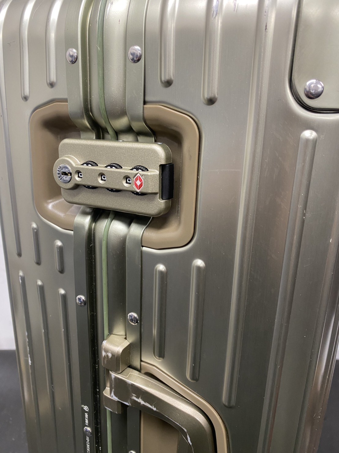 リモワ(RIMOWA)ロック交換修理の事例|純正ロック使用・即日対応 修理後