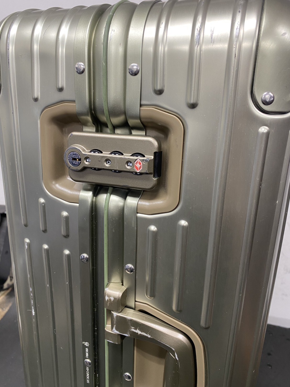 リモワ(RIMOWA)ロック交換修理の事例|純正ロック使用・即日対応 修理前