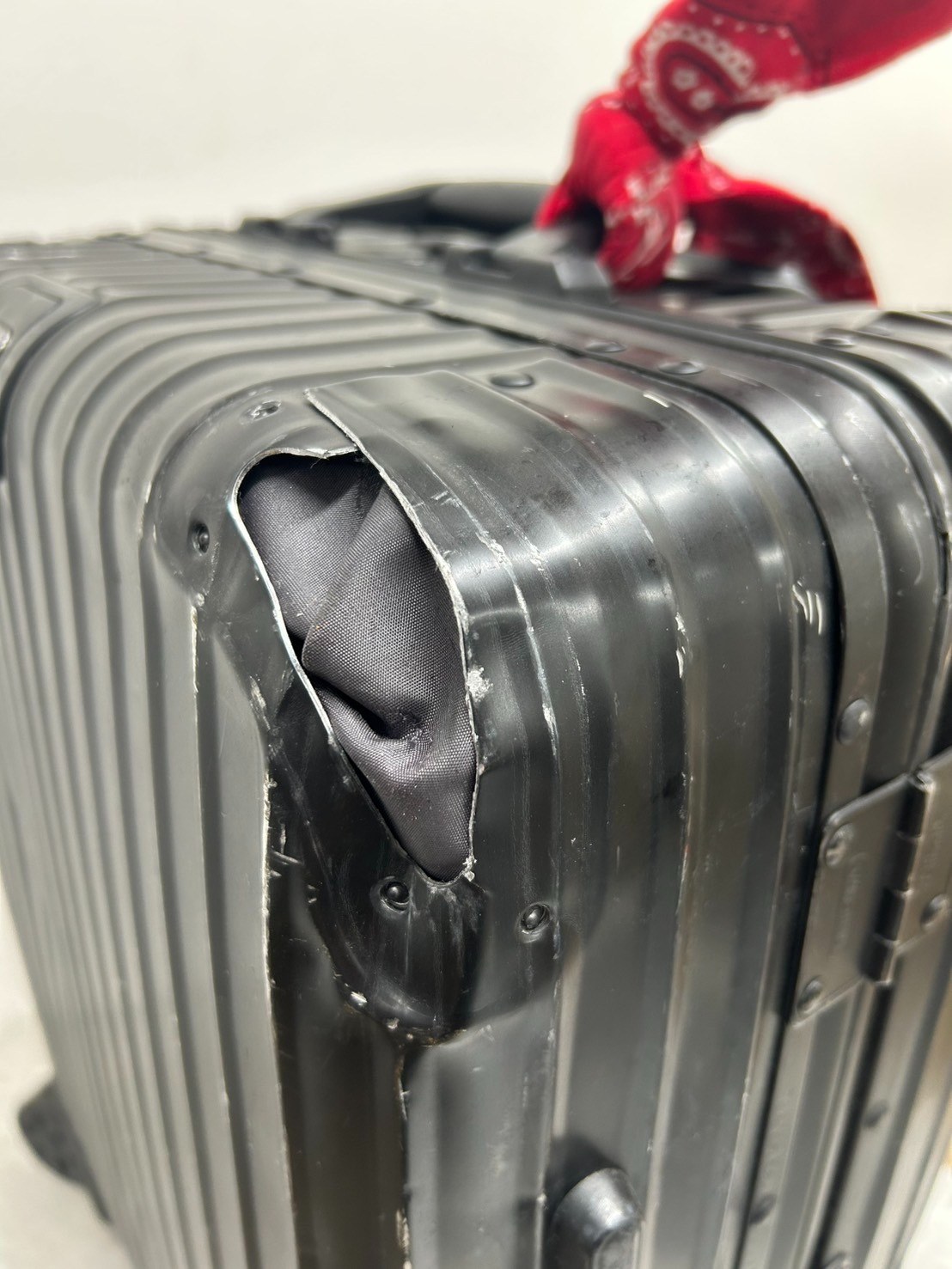 リモワ(RIMOWA)コーナープレート+ハウジング交換の修理事例 修理前