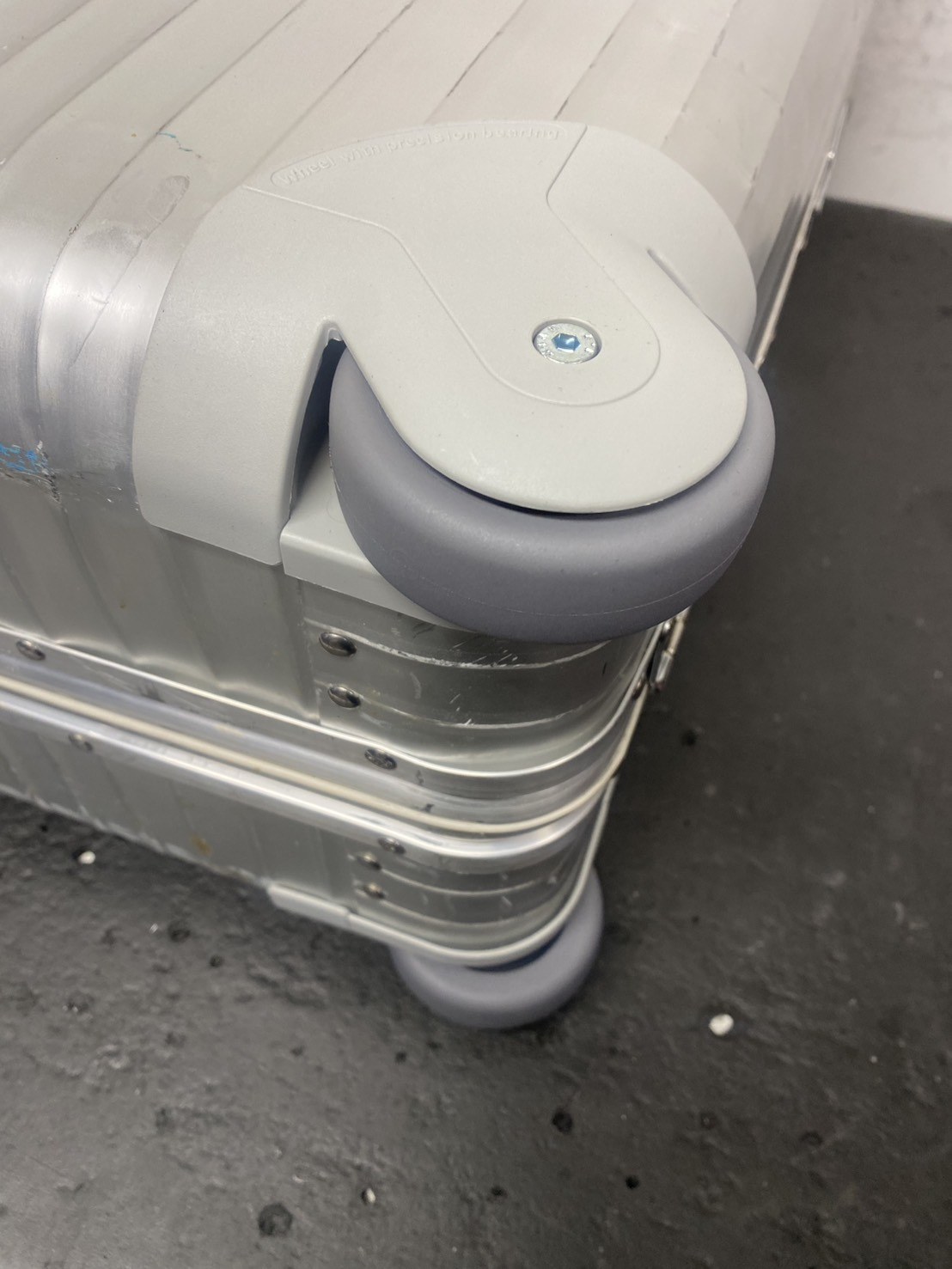リモワ(RIMOWA)トパーズ初期モデル キャスター純正品交換の修理事例 修理後