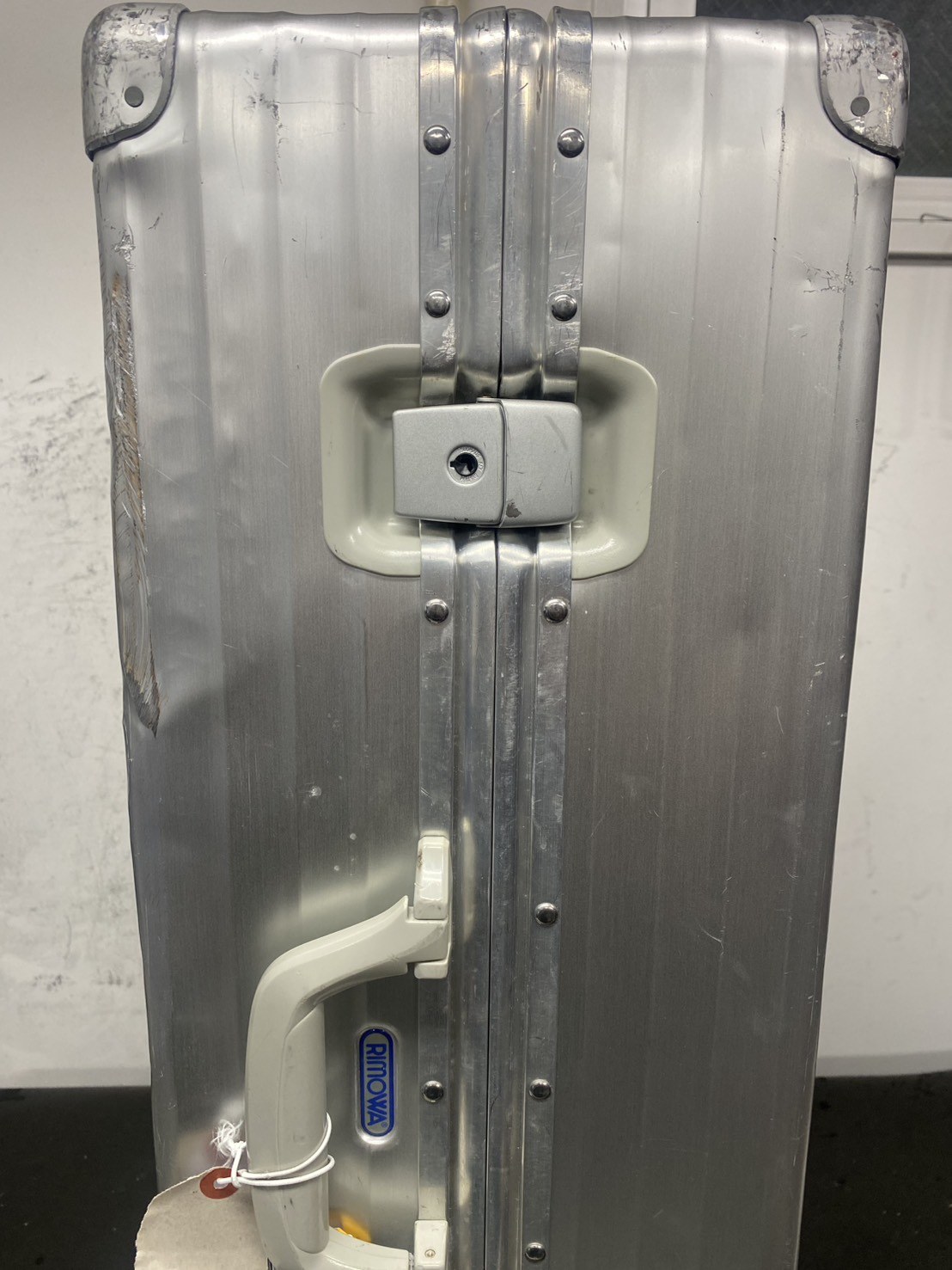 リモワ(RIMOWA)旧型ロックをTSAロックへアップデート 修理前