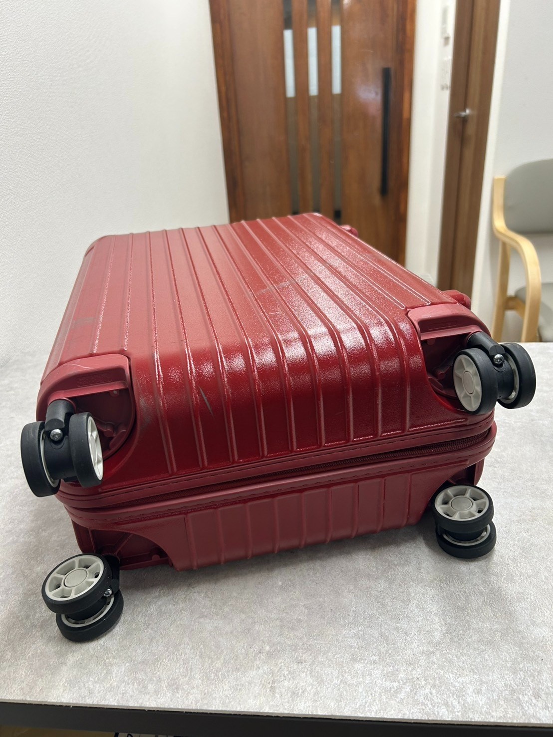 リモワ(RIMOWA)キャスター4か所交換の修理事例(代用品) 修理後