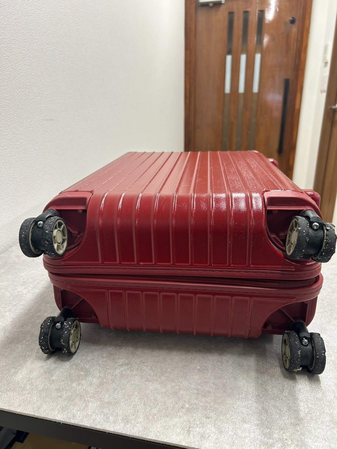 リモワ(RIMOWA)キャスター4か所交換の修理事例(代用品) 修理前