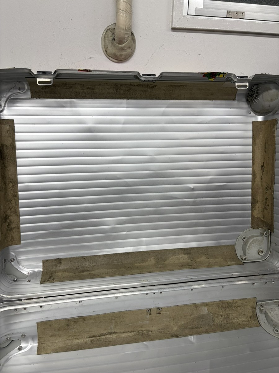 リモワ(RIMOWA)内部のウレタン劣化・除去修理|黒い粉の対処・内装修理 修理後