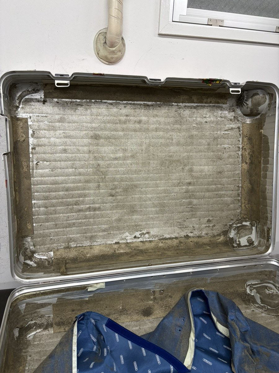 リモワ（RIMOWA）内部のウレタン劣化・除去修理｜黒い粉の対処・内装修理 修理前