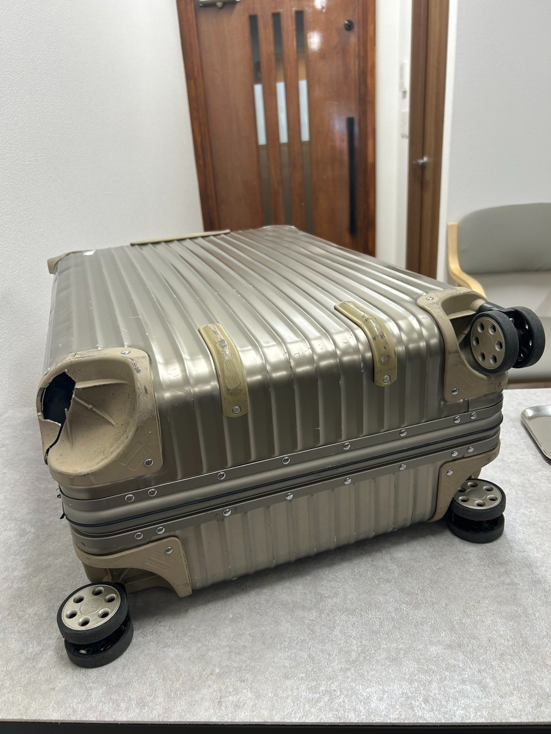リモワ（RIMOWA）ハウジング＋キャスター交換の修理事例（純正品＋代用品） 修理前