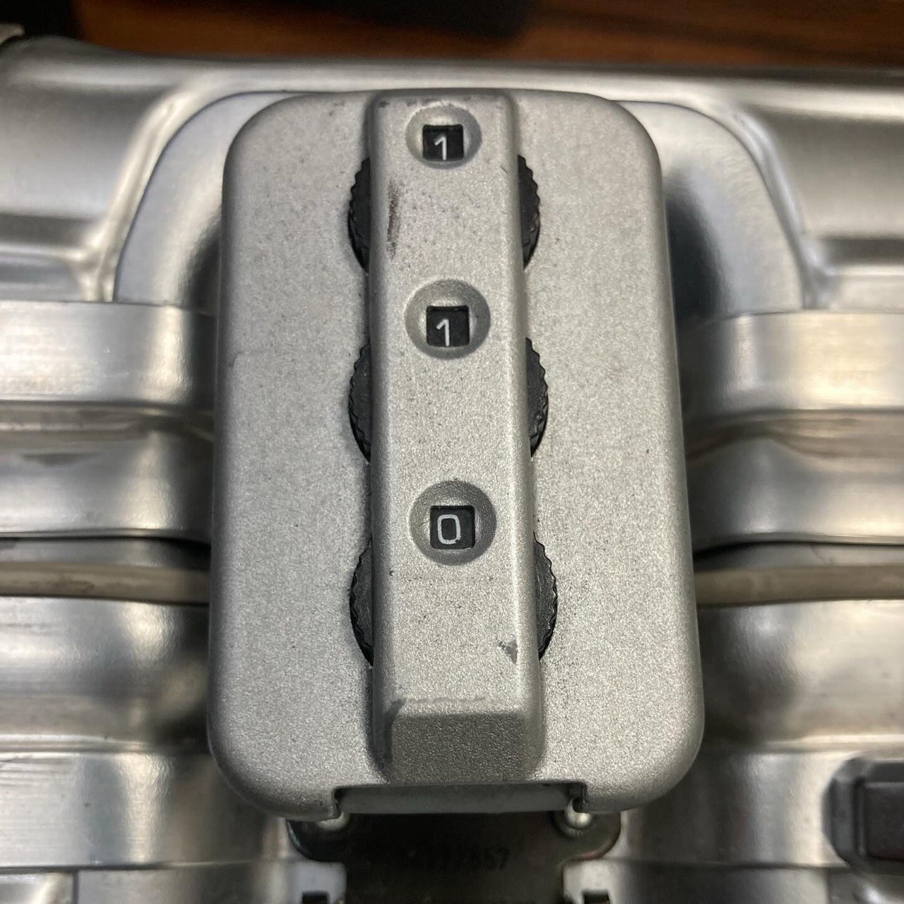 RIMOWA(リモワ)のロック交換修理 修理前