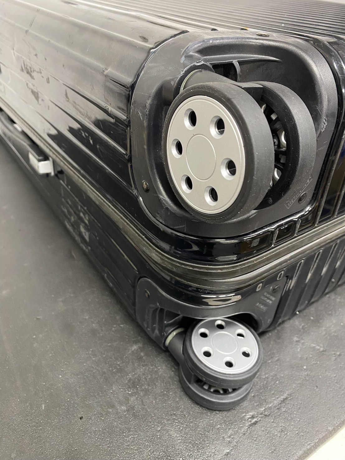 リモワ(RIMOWA)車輪交換修理の事例|代用品キャスター使用・即日対応 修理後