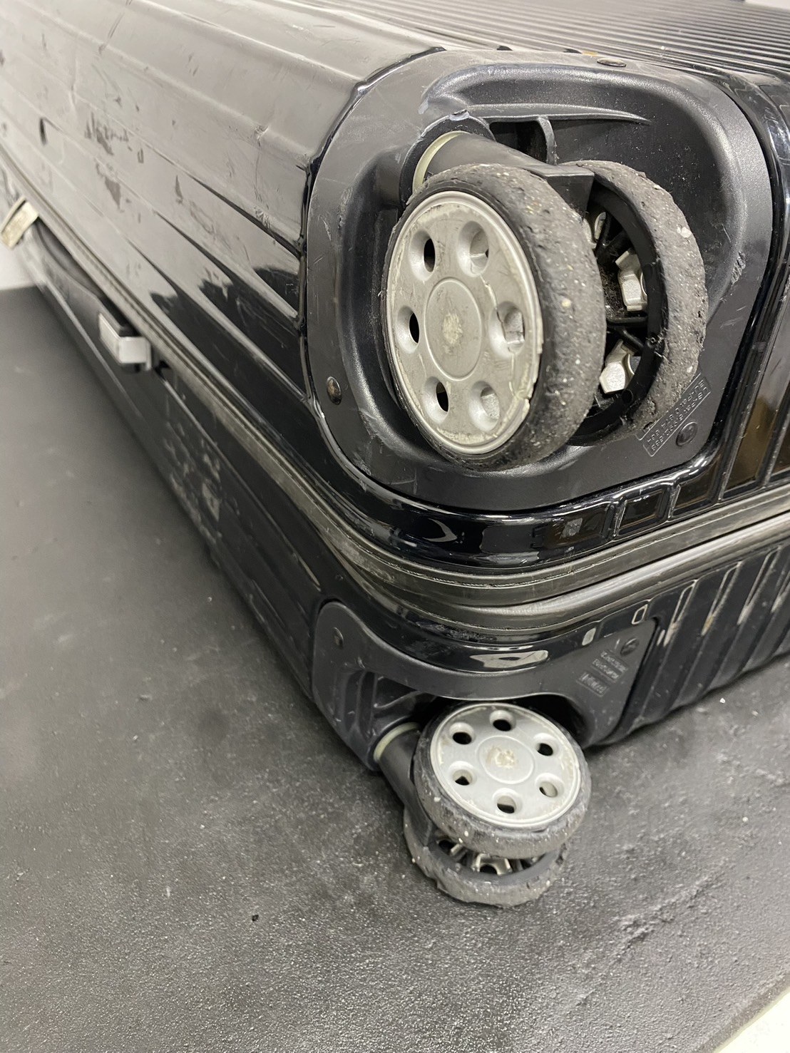 リモワ(RIMOWA)車輪交換修理の事例|代用品キャスター使用・即日対応 修理前