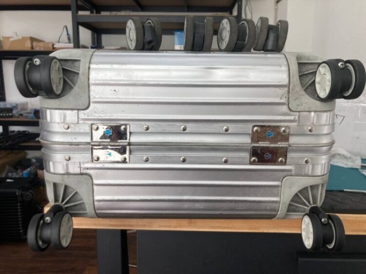 リモワのキャスター修理を即日で!4か所交換の事例と料金を解説(RIMOWA代用品対応) 修理後