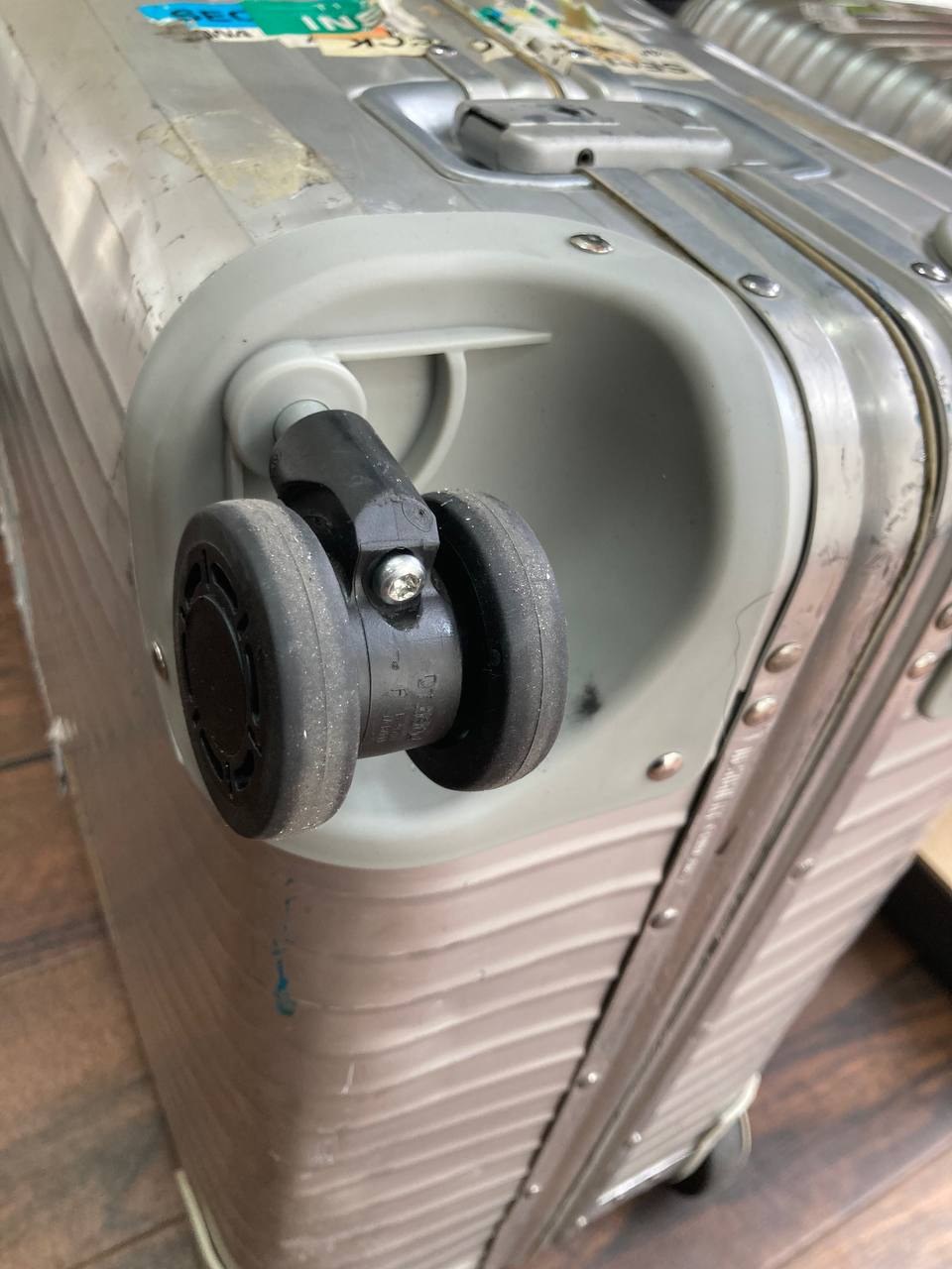 リモワ(RIMOWA)旧型モデルのハウジング交換修理事例(代用品使用) 修理後