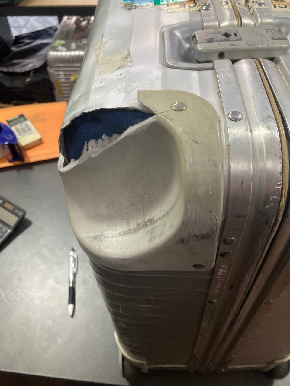 リモワ(RIMOWA)旧型モデルのハウジング交換修理事例(代用品使用) 修理前