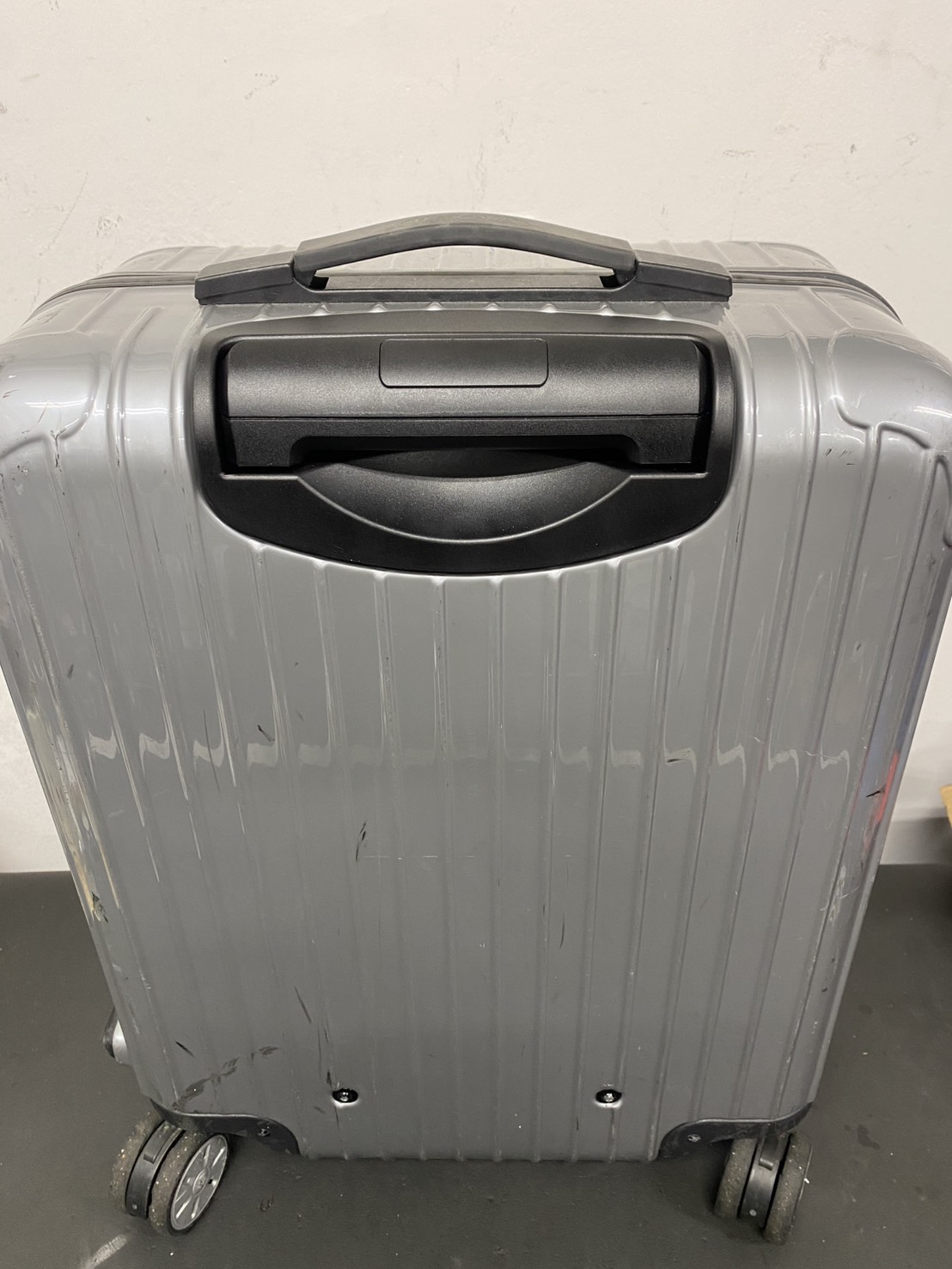伸縮ハンドルを代用品で交換し、引き歩く機能を回復。 修理後