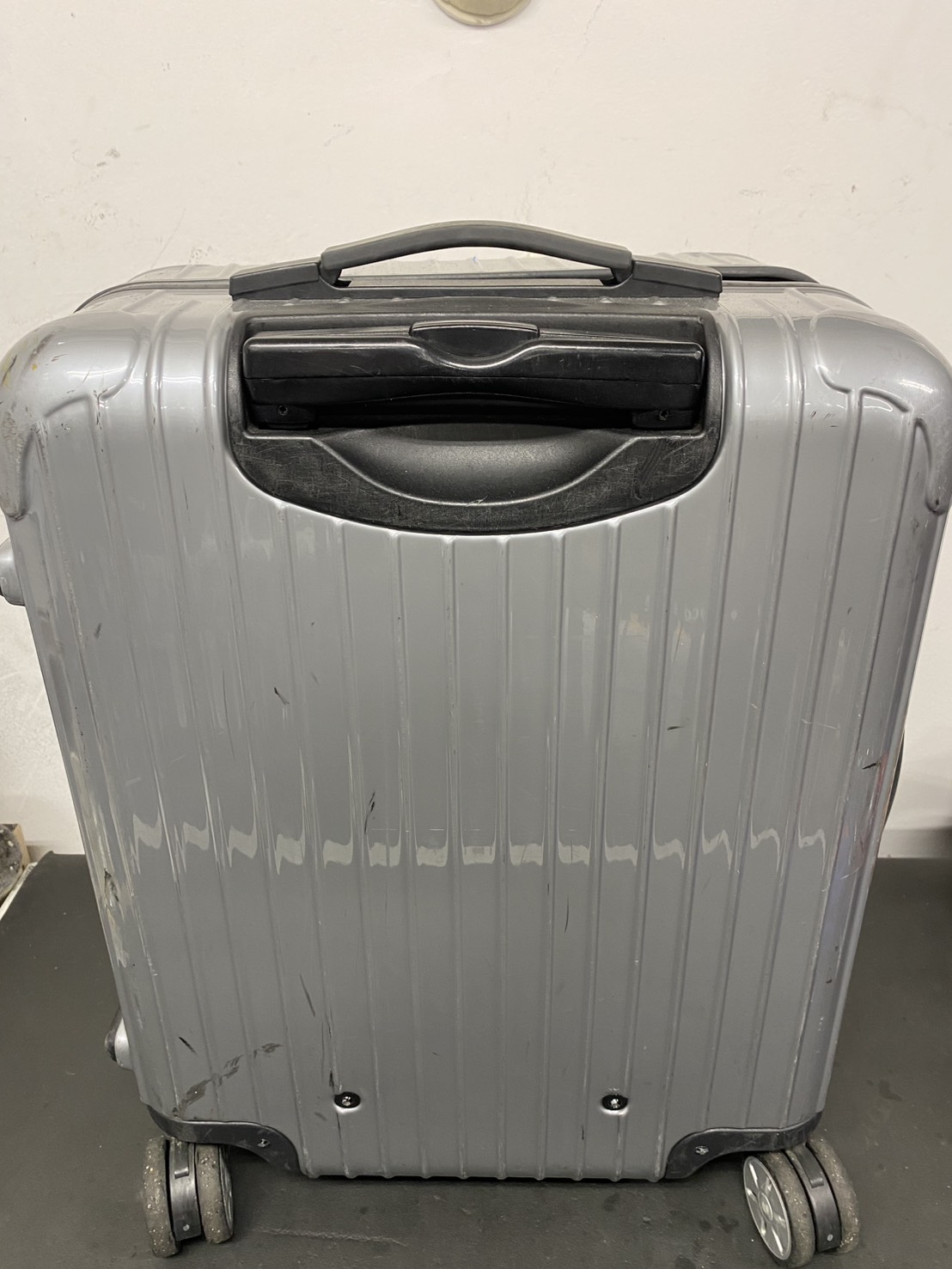 伸縮ハンドルを代用品で交換し、引き歩く機能を回復。 修理前