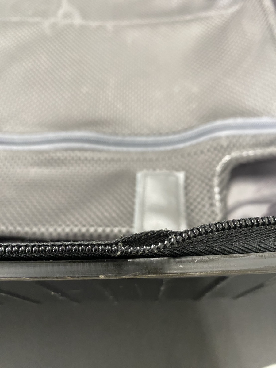 ファスナーの傷んだ部分を補修し、開閉をスムーズに。 修理前